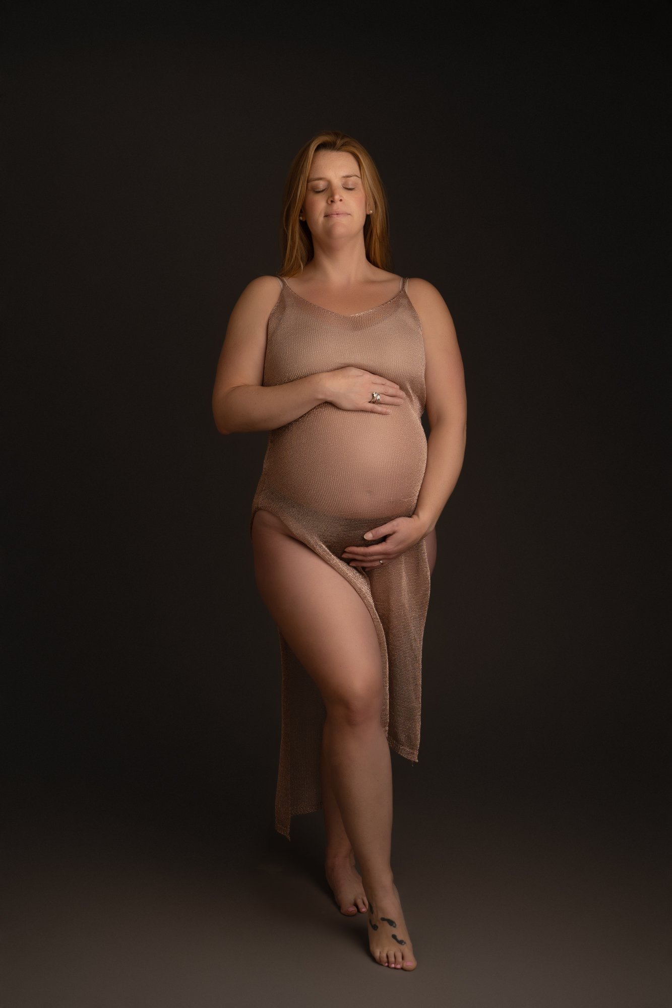 maternity photoshoot image of pregnant woman wearing a shimmery dress by edinburgh maternity photographer beautiful bairns photography