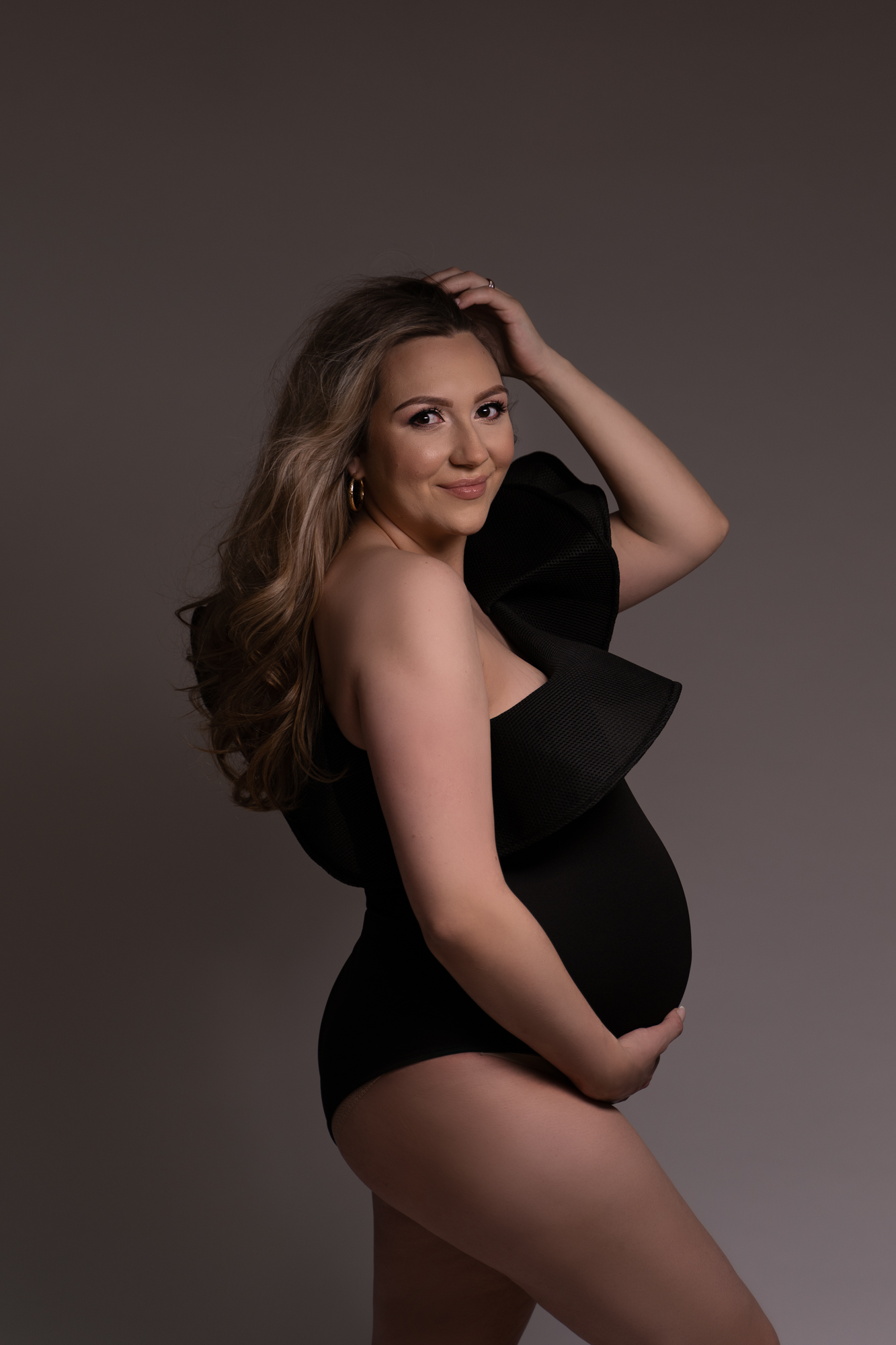 maternity photoshoot image of pregnant woman wearing a black bodysuit by edinburgh maternity photographer beautiful bairns photography